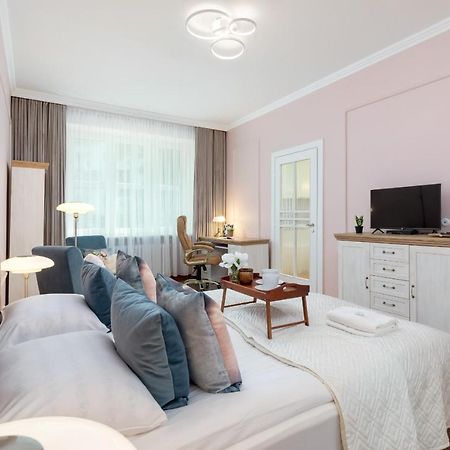 Luxurious & Unique Apartment Mickiewicza Cracow By Renters Prestige Krakow Bagian luar foto