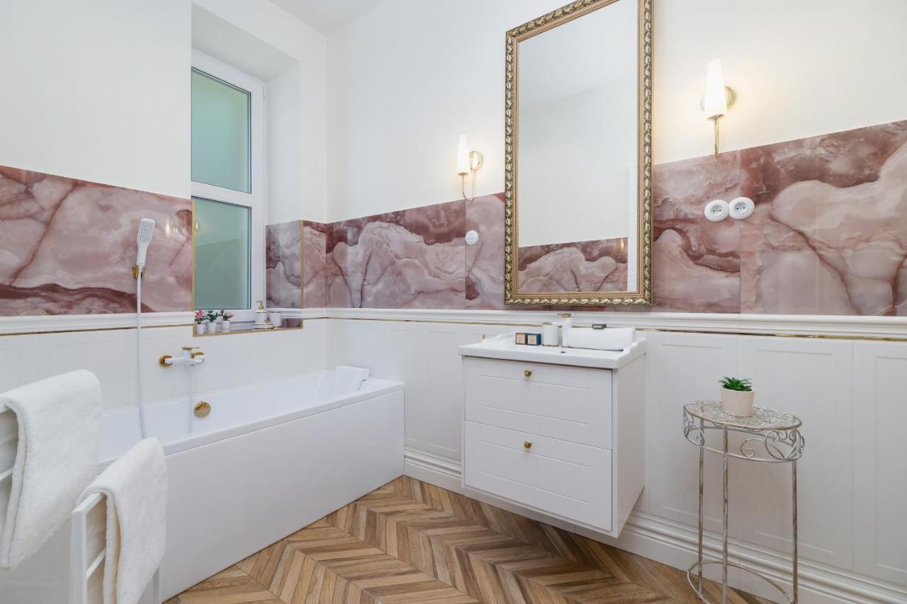 Luxurious & Unique Apartment Mickiewicza Cracow By Renters Prestige Krakow Bagian luar foto
