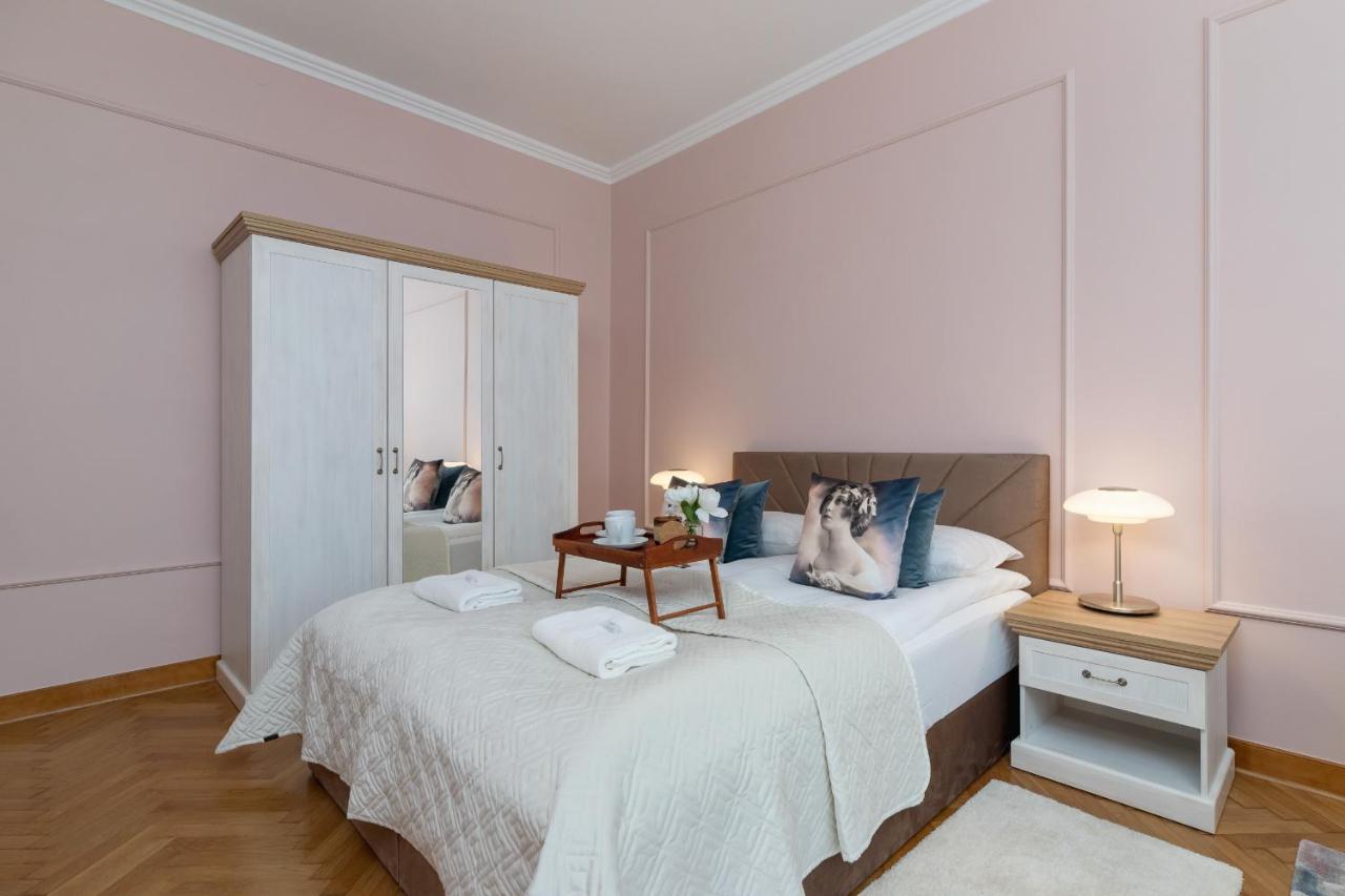 Luxurious & Unique Apartment Mickiewicza Cracow By Renters Prestige Krakow Bagian luar foto