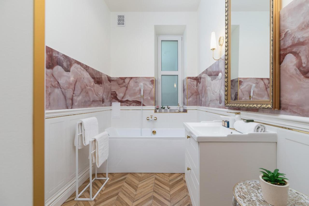 Luxurious & Unique Apartment Mickiewicza Cracow By Renters Prestige Krakow Bagian luar foto